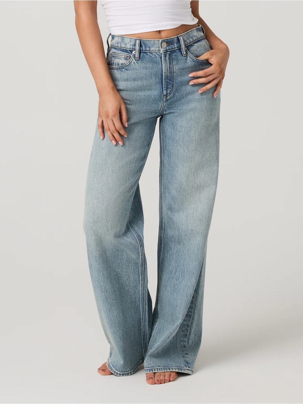 NEW Vuori Women's Vuori Vintage Wideleg Jeans in Light Wash Indigo Denim